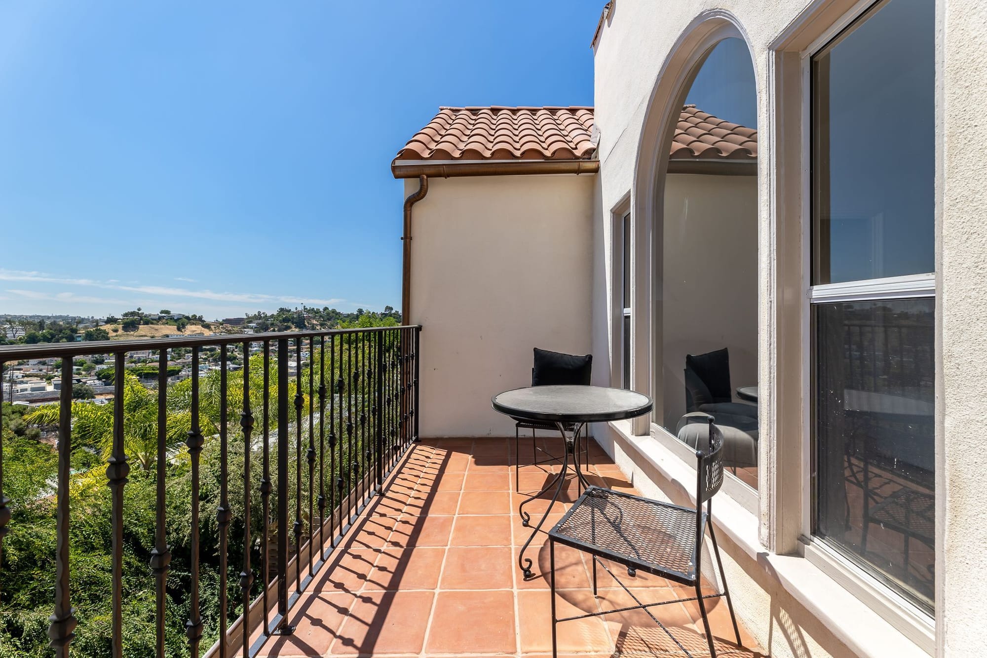 Balcony with a tile roof and a view over El Sereno