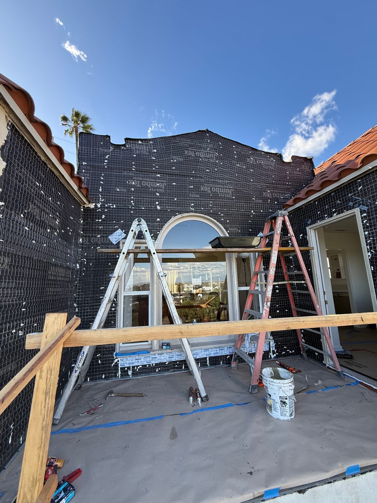 Stucco lath around the arched window during construction