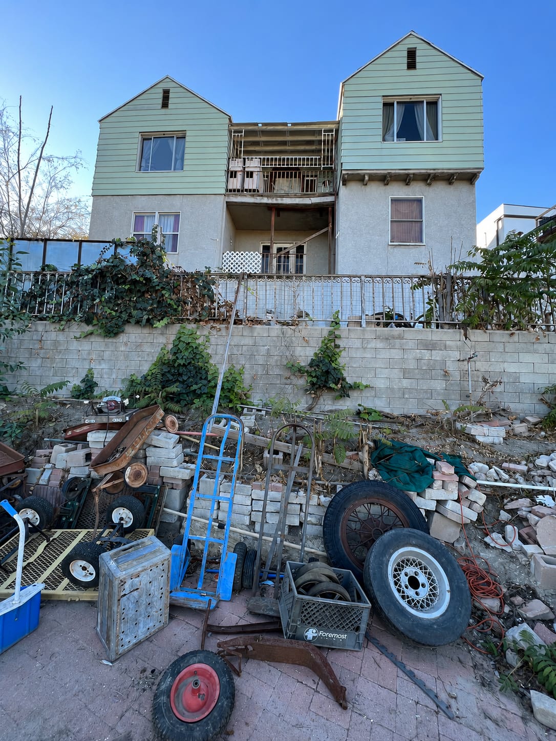 La Calandria exterior before renovation, with debris in the yard